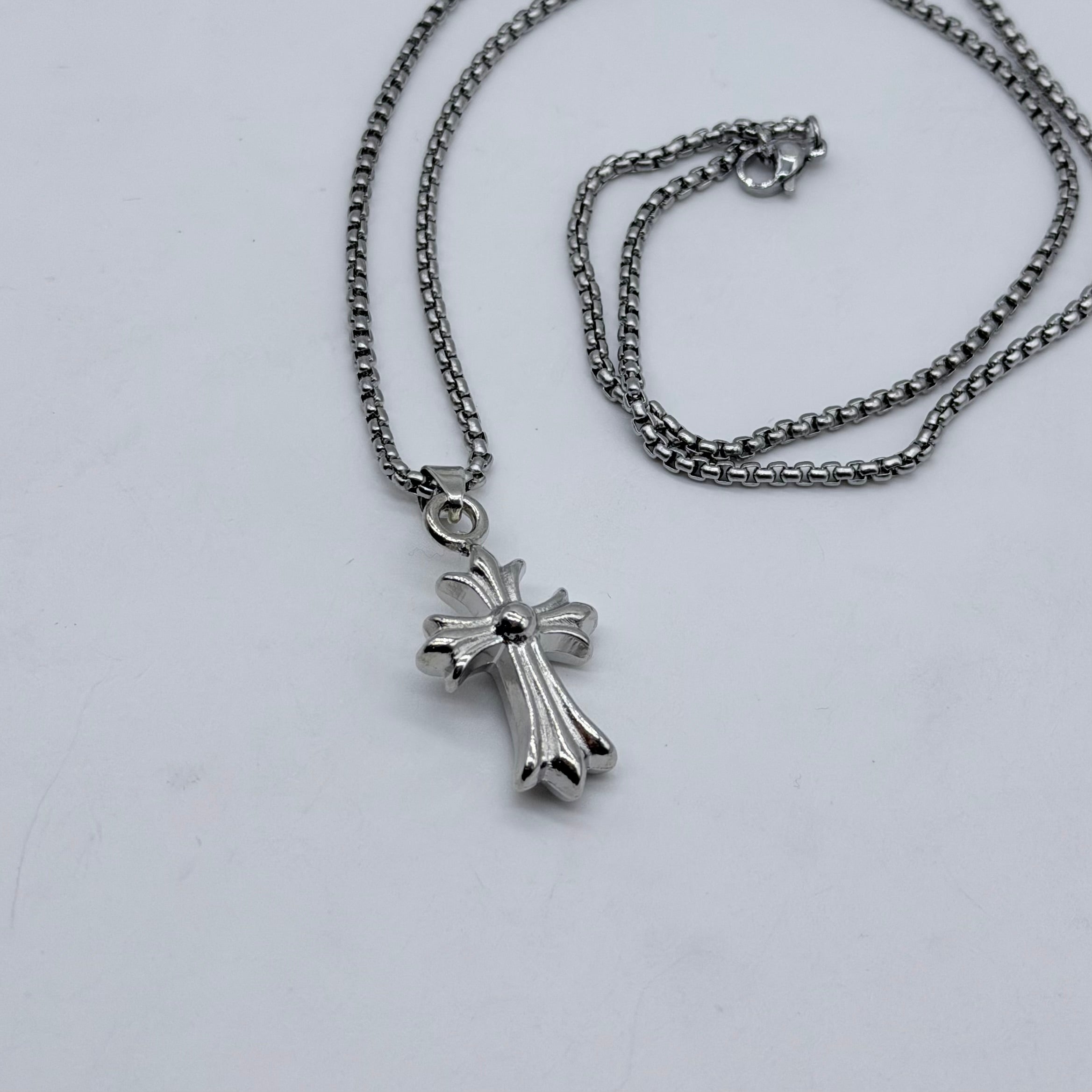Minimal Chrome Cross Pendant Necklace – Silver Cross Chain
