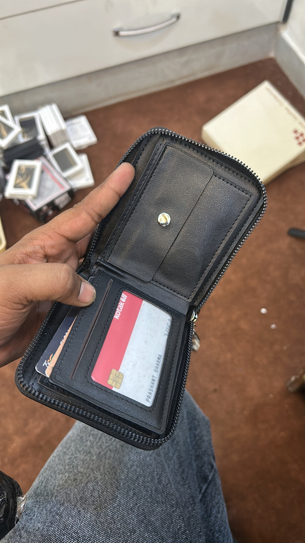 Proper wallet for men and women -leather