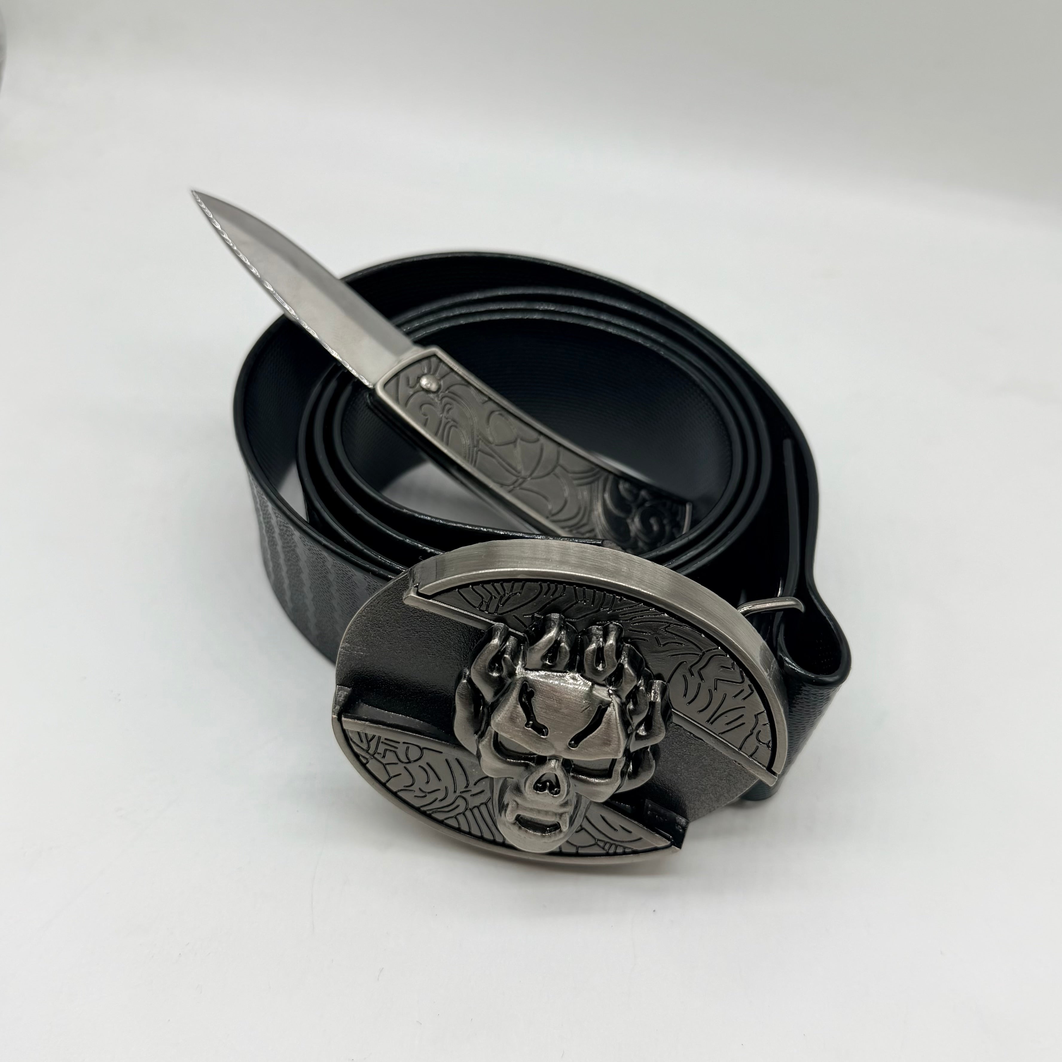 ￼Fire skull knife buckle belt